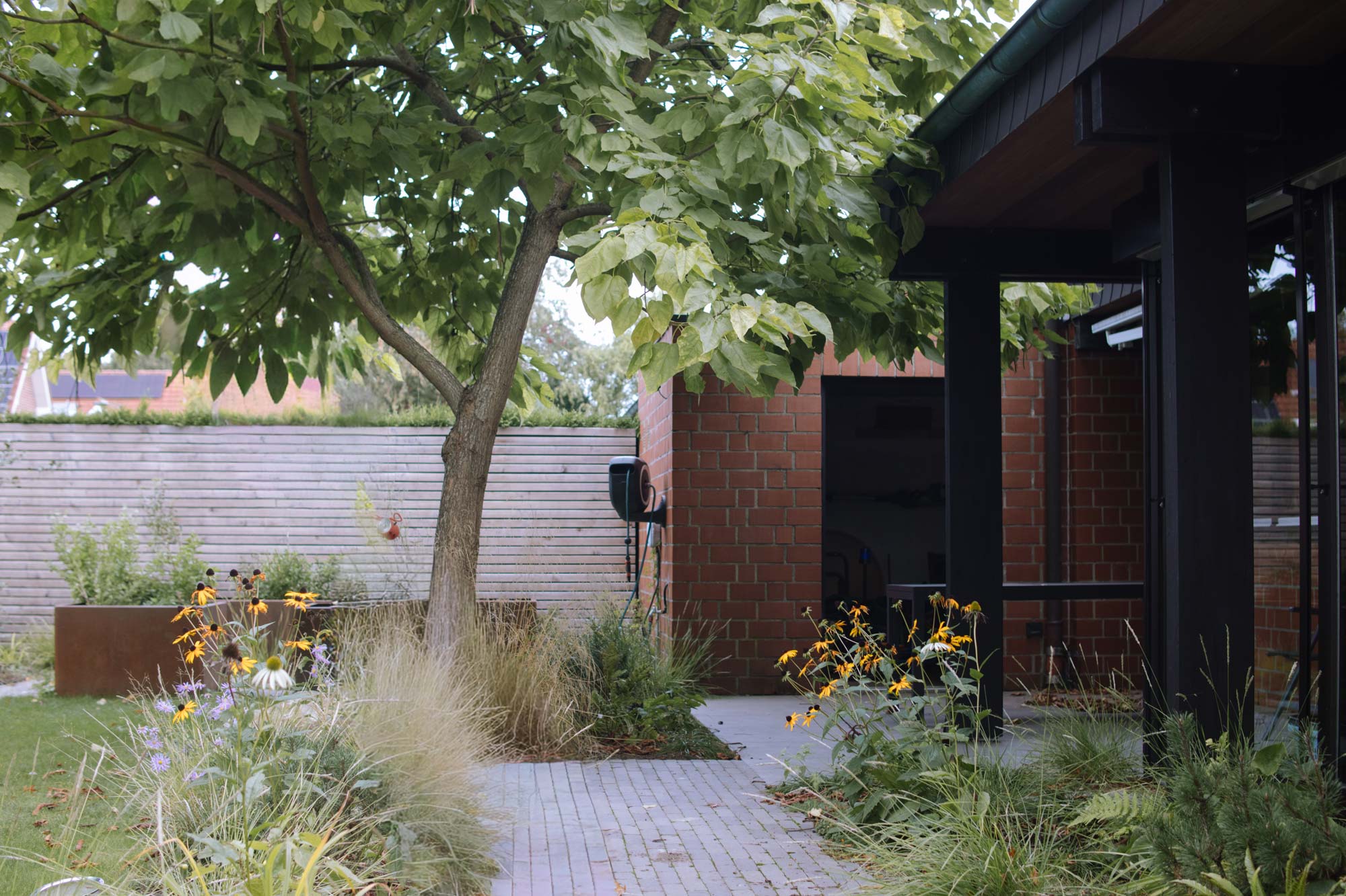 Homann Landschaften Garten- und Landschaftsarchitektur staudenaspekt bluetenreich rudbeckia echinacea thymus klinker hochbeet cortenstahl muenster gartenplanung
