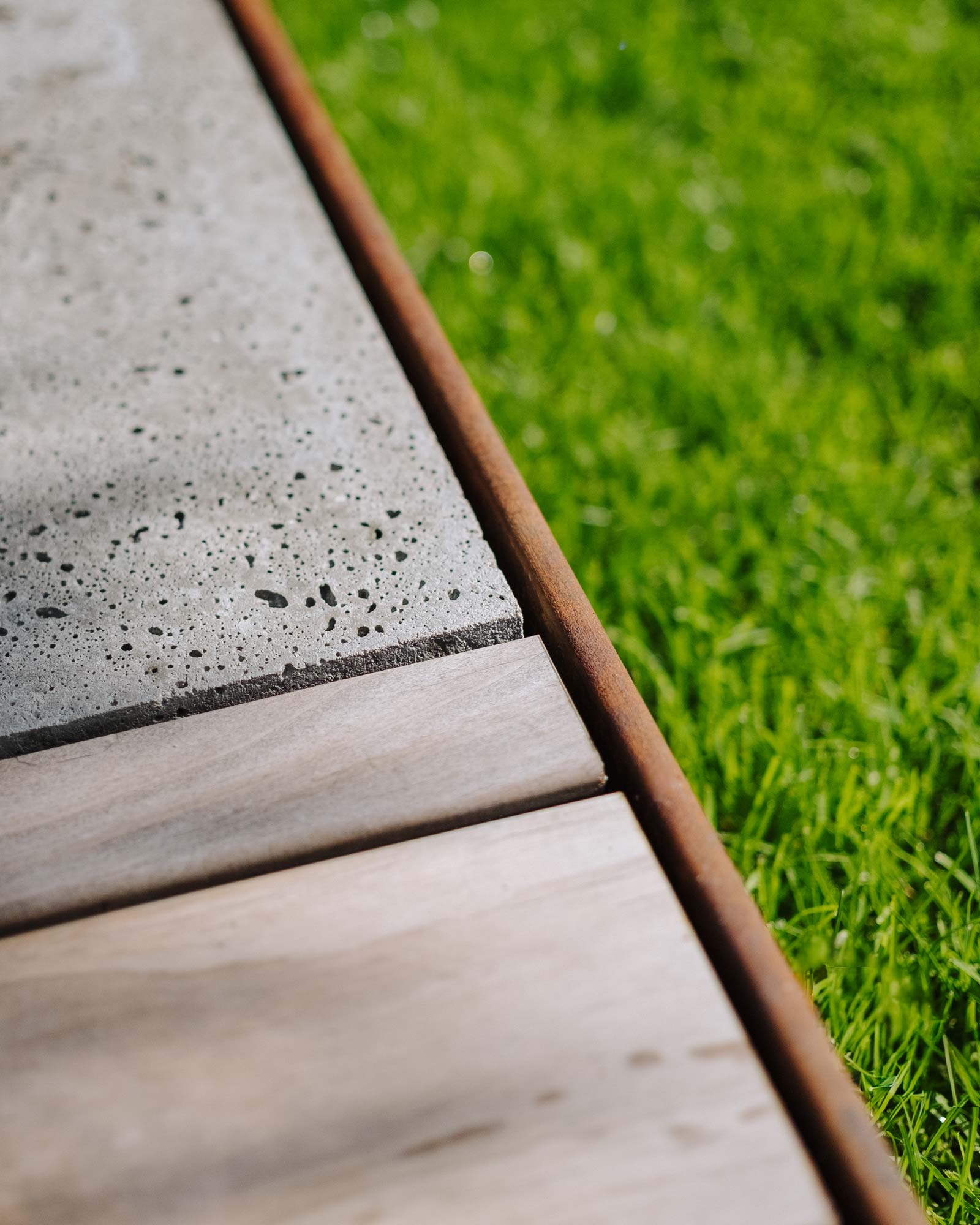 Homann-Landschaften-Garten--und-Landschaftsarchitektur-landschaftsarchtitekt-detail-schellevis-kebony-cortenstahl-terrasse