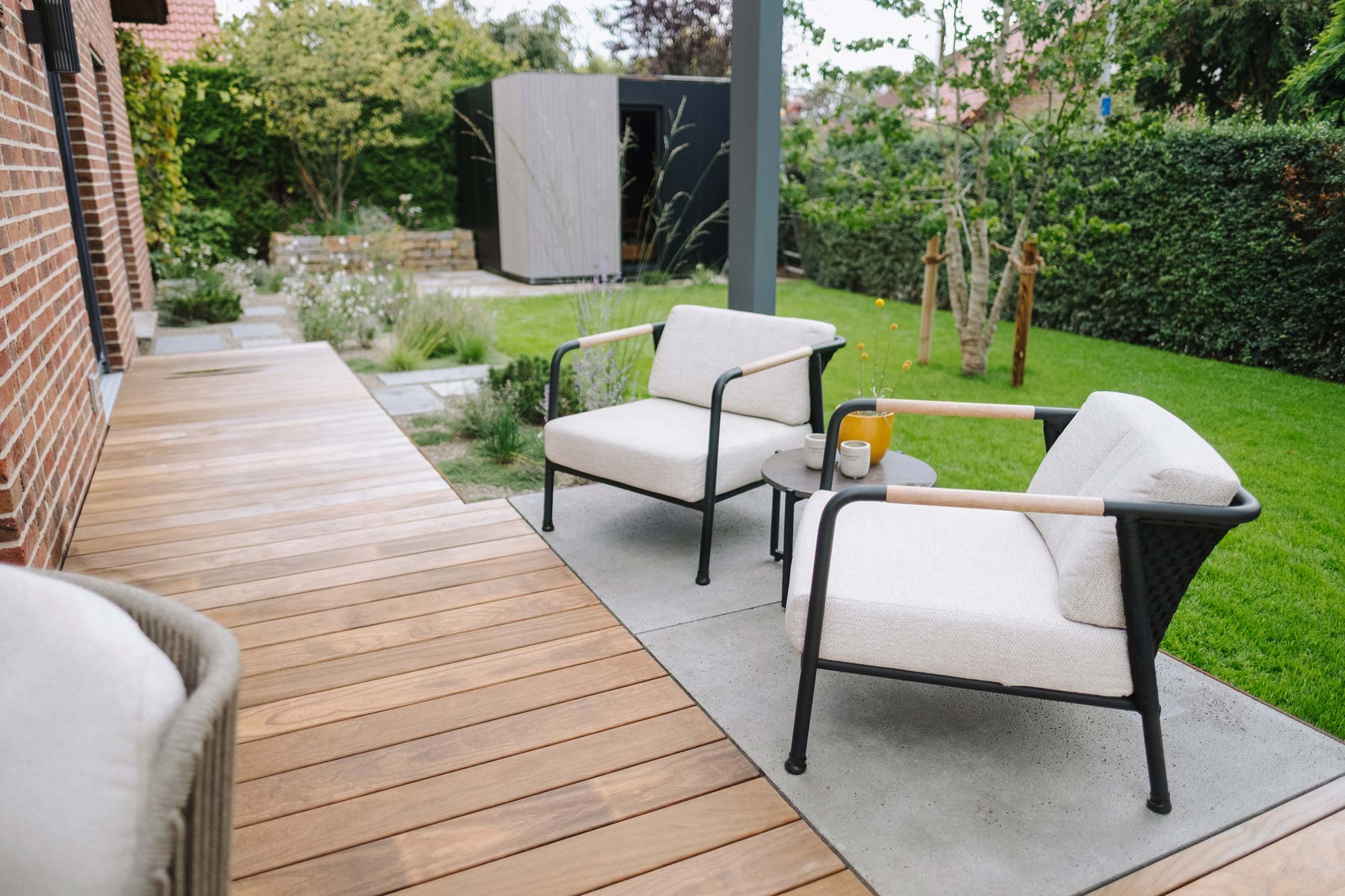 Homann-Landschaften-Garten--und-Landschaftsarchitektur-holzedeck-bepflanzung-kraeuter-outdoorkueche