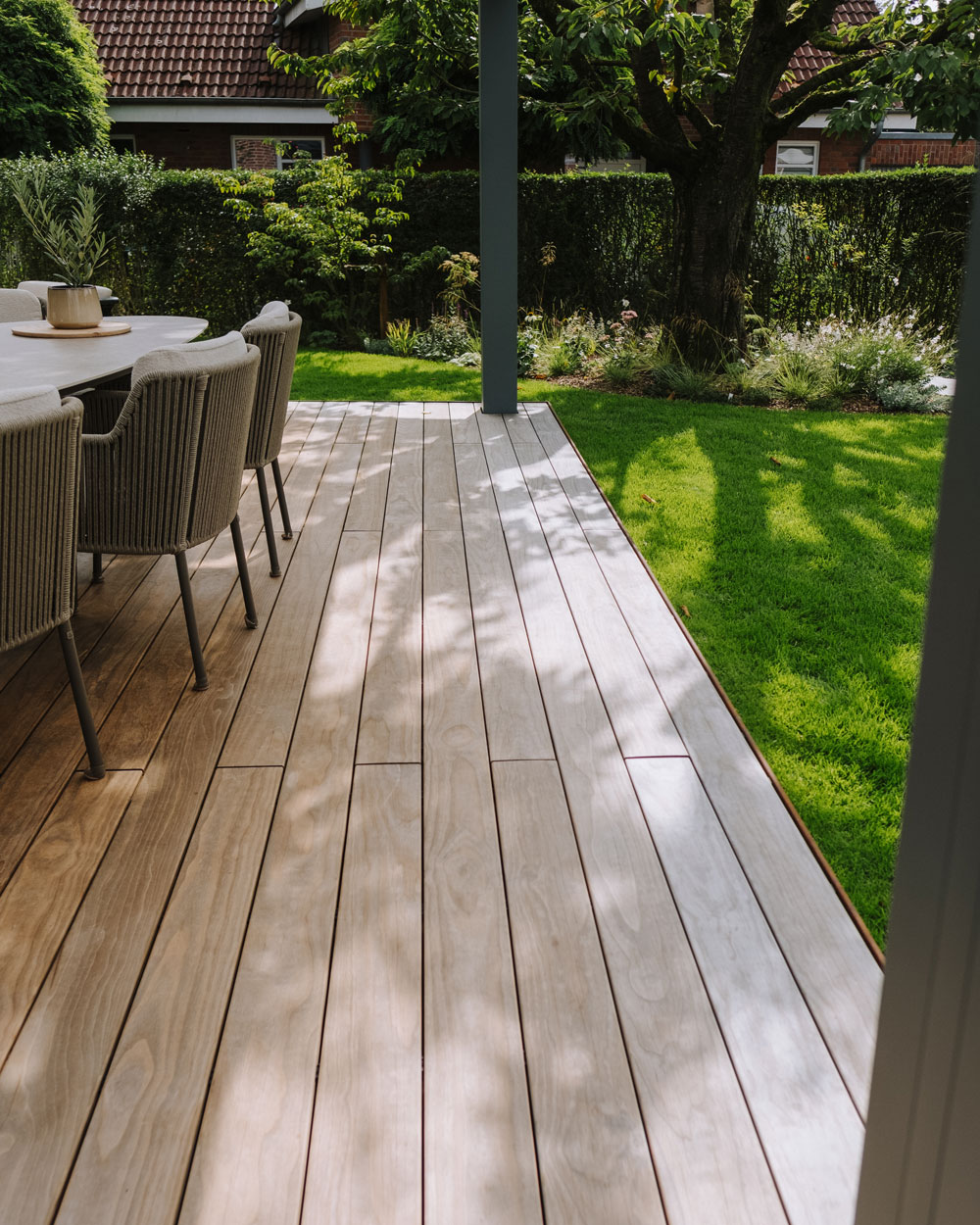 Homann-Landschaften-Garten--und-Landschaftsarchitektur-schattenspiel-holzdeck-rasenflaeche-kirschbaum