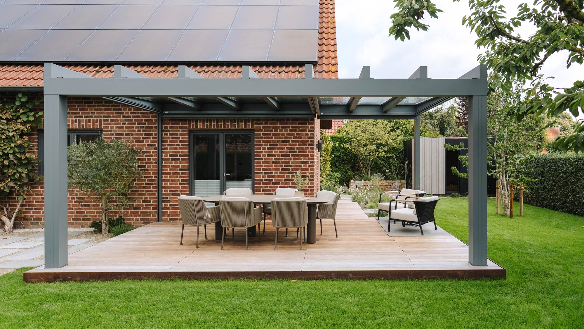 Homann-Landschaften-Garten--und-Landschaftsarchitektur-pergola-gartendesign-holzterrasse-cortenstahl-ueberdachung