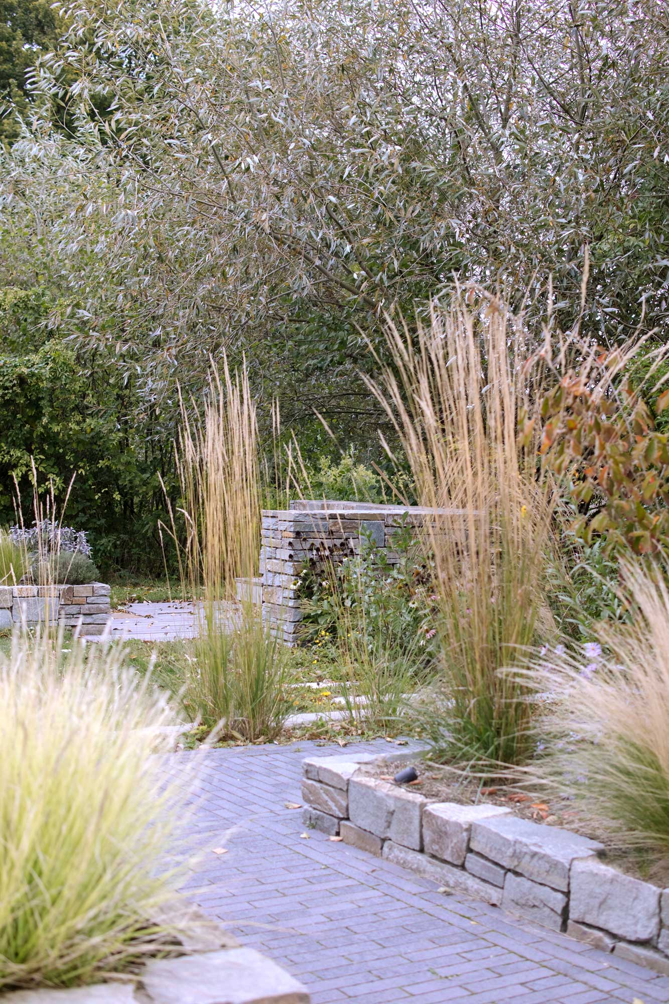 Homann-Landschaften-Garten--und-Landschaftsarchitektur-irmechenpflaster-metten-naturstein-beet-muenster-gartendesign