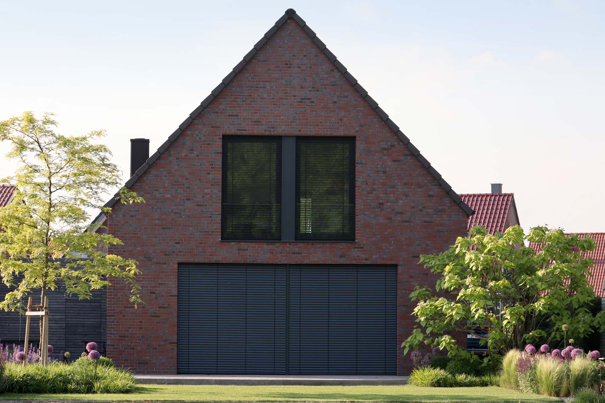 Homann Landschaften Garten  und Landschaftsarchitektur_Vielfalt im Kontrast_Rahmung der Gehoelze gartengestaltung klinker muensterland neubau gleditsia allium graeser